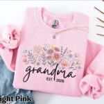 Personalized Floral Grandma Sweatshirt – Custom Grandma Hoodie with Grandkids Names | Perfect Mother’s Day Gift & Pregnancy Reveal