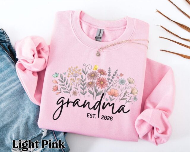 Personalized Floral Grandma Sweatshirt – Custom Grandma Hoodie with Grandkids Names | Perfect Mother’s Day Gift & Pregnancy Reveal
