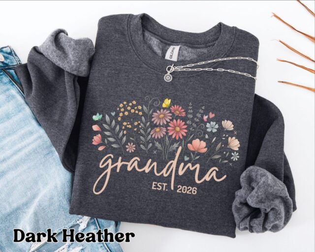 Personalized Floral Grandma Sweatshirt – Custom Grandma Hoodie with Grandkids Names | Perfect Mother’s Day Gift & Pregnancy Reveal