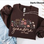 Personalized Floral Grandma Sweatshirt – Custom Grandma Hoodie with Grandkids Names | Perfect Mother’s Day Gift & Pregnancy Reveal