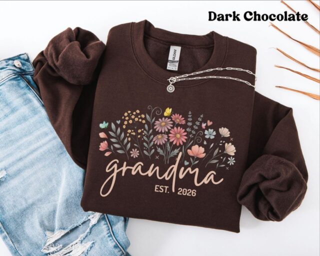 Personalized Floral Grandma Sweatshirt – Custom Grandma Hoodie with Grandkids Names | Perfect Mother’s Day Gift & Pregnancy Reveal